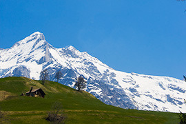 chalet suisse dans montagnes enneigées